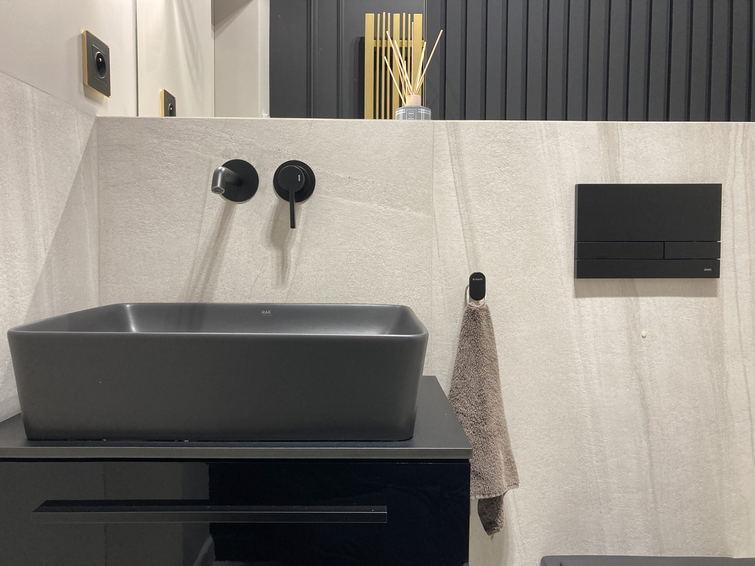 plytki imitujące piaskowiec w łazience