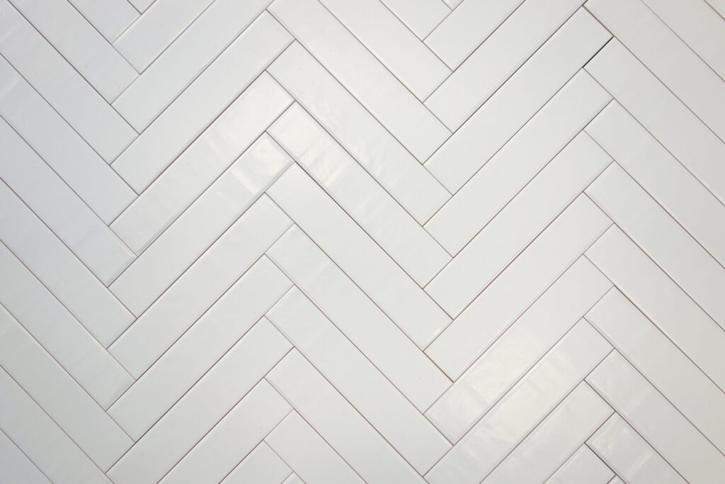 płytki białe cegiełka jodełka mat