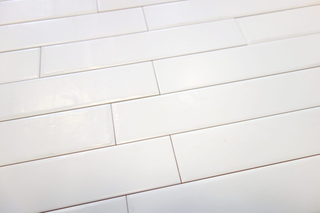 płytki białe cegiełka jodełka mat