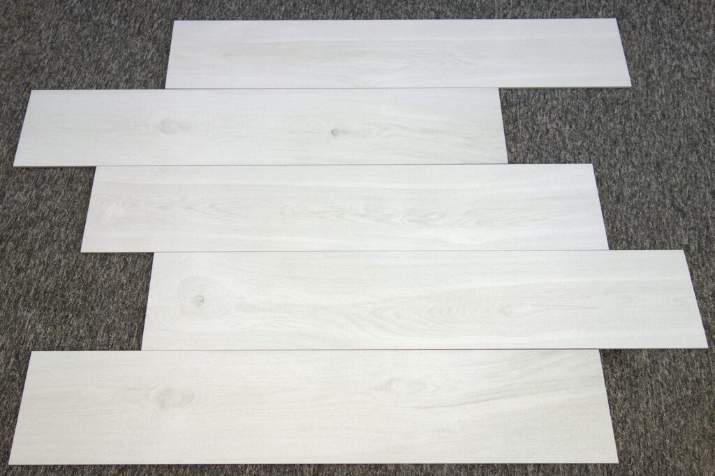 Gres drewnopodobny biały