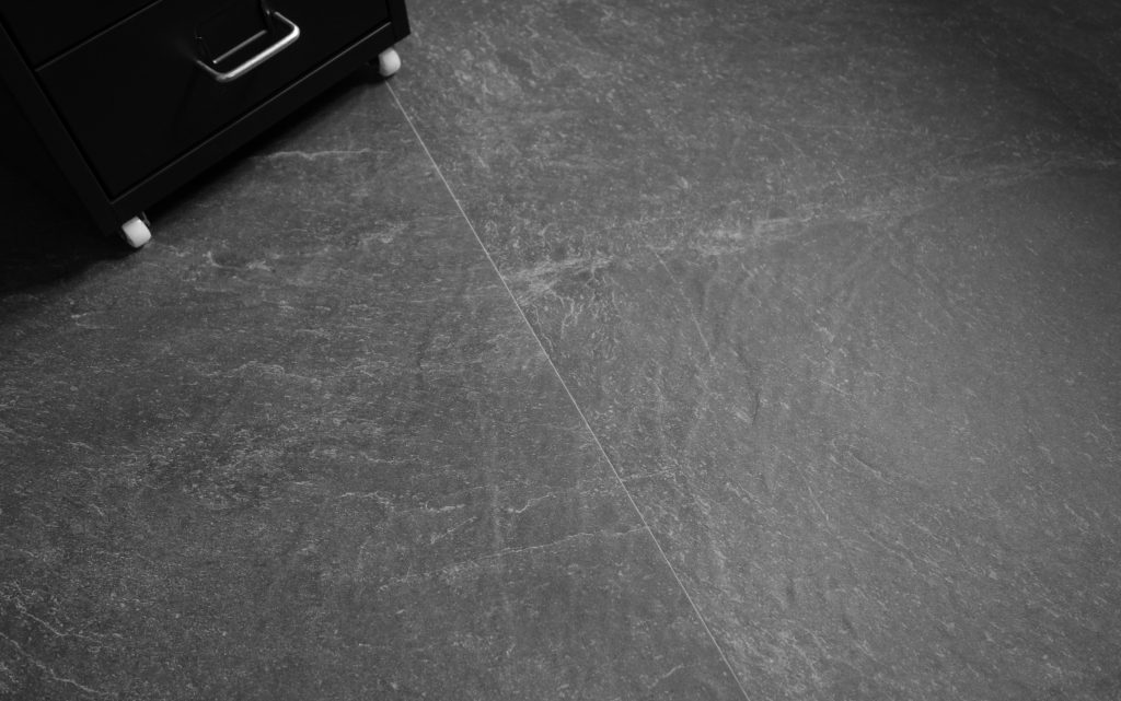 płytki imitujące czarny łupek