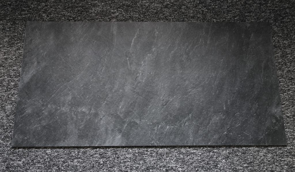 płytki imitujące czarny łupek