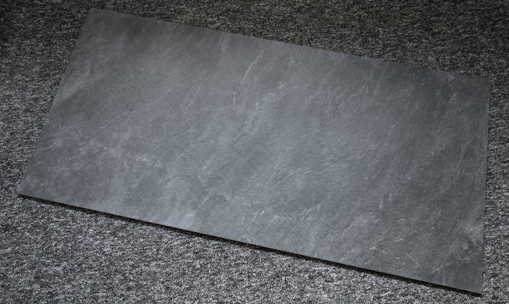 płytki imitujące czarny łupek