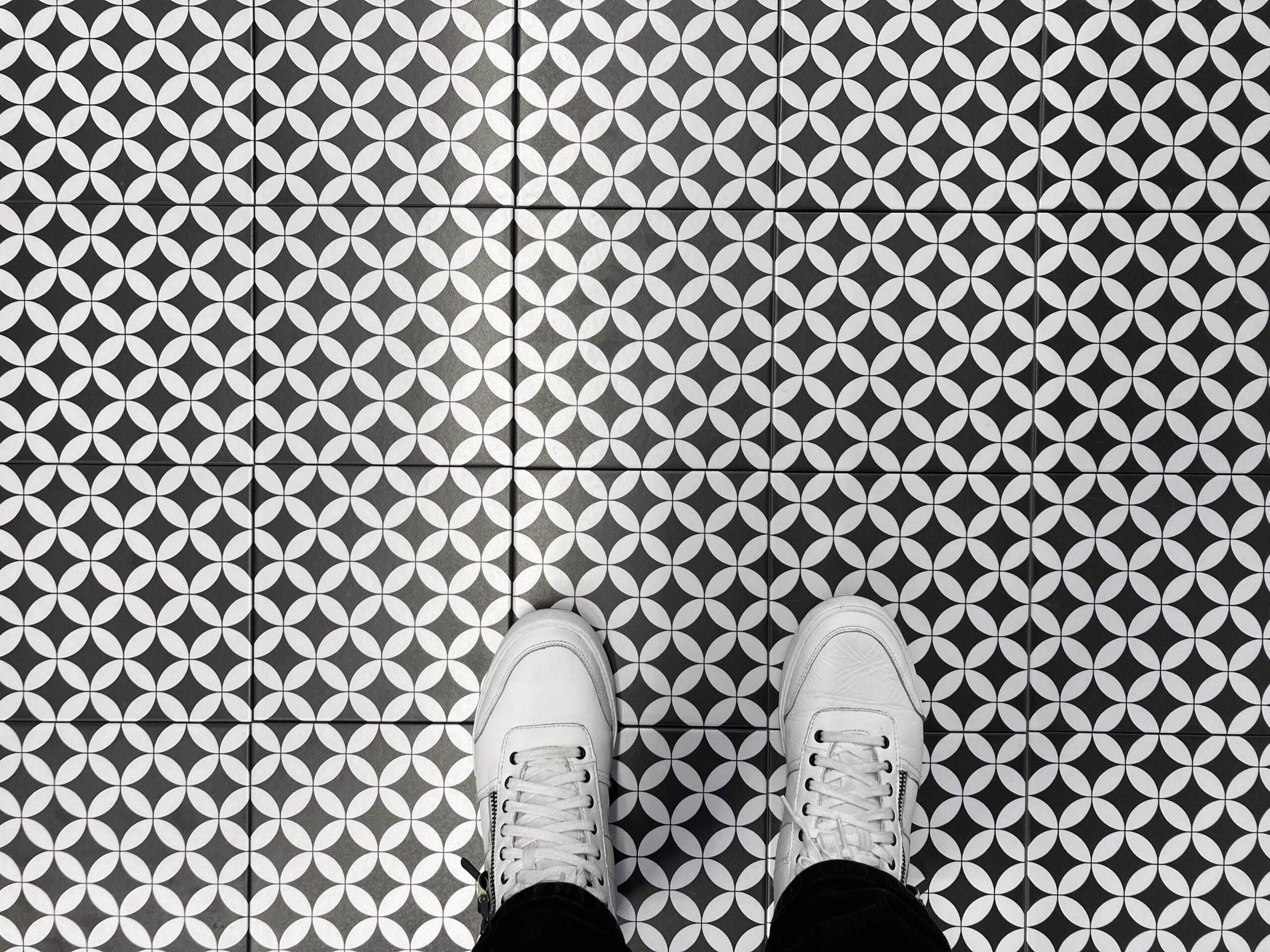 płytki patchwork czarno białe koła