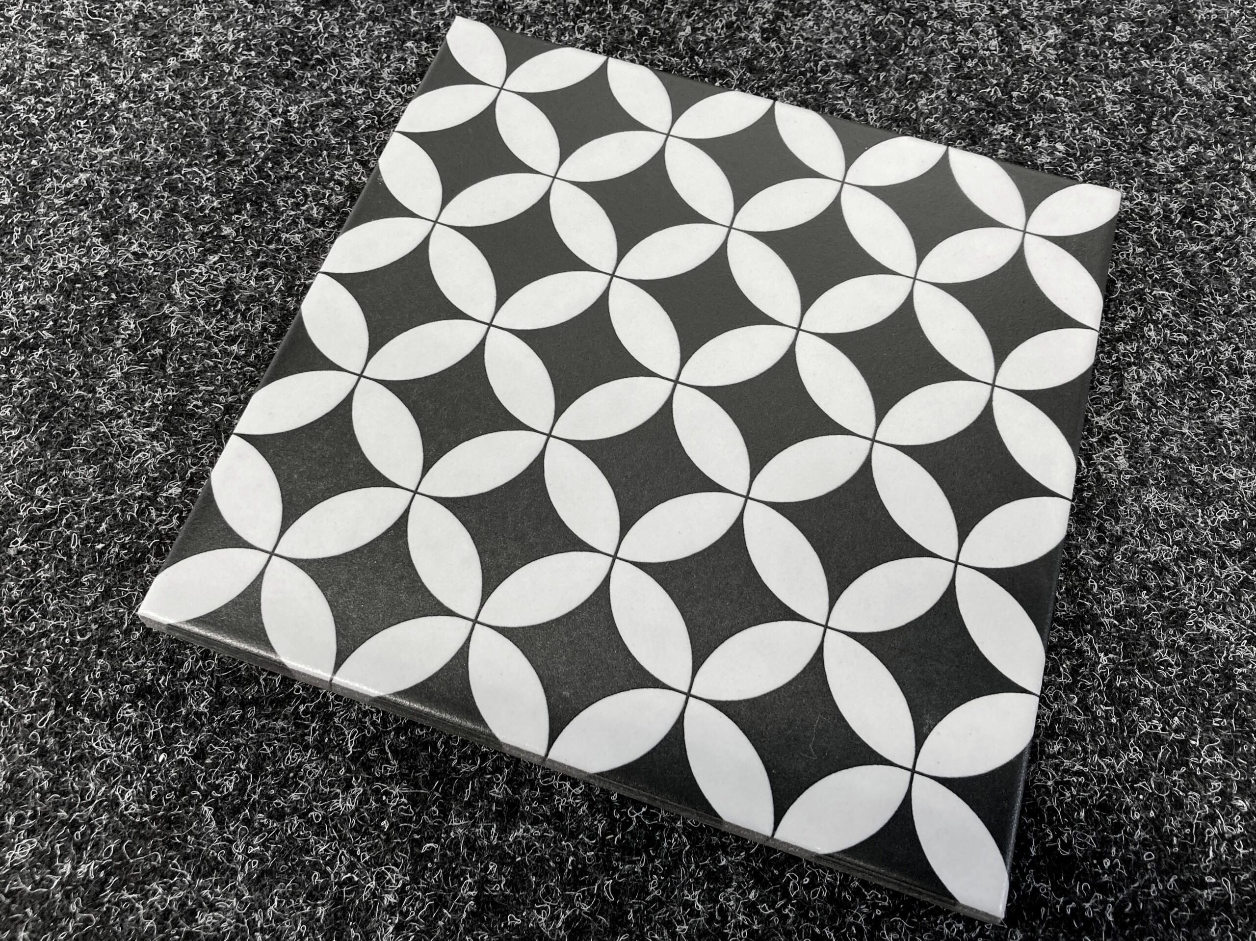 płytki czarno białe kółka