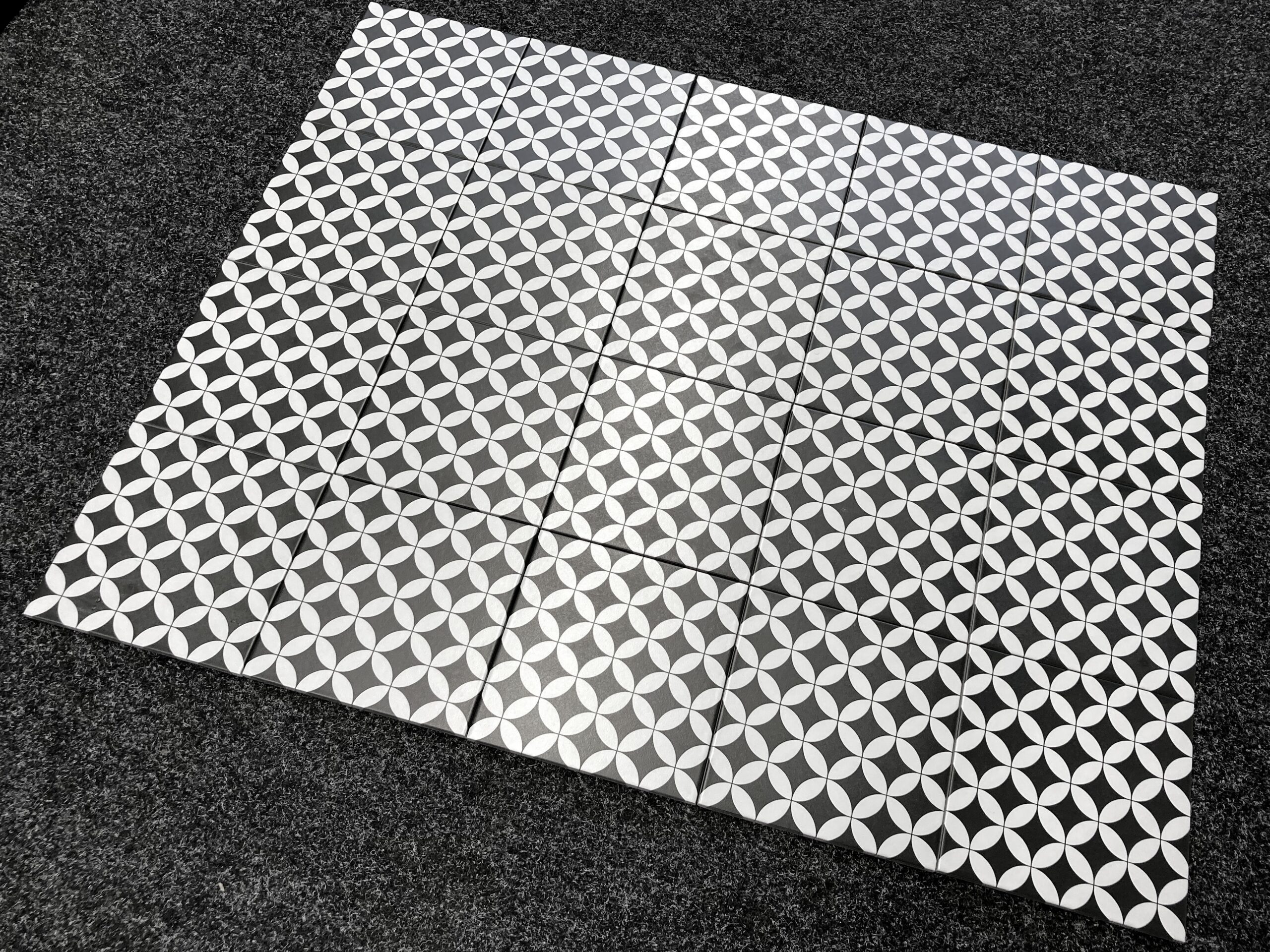 gres patchwork czarno białe kółka