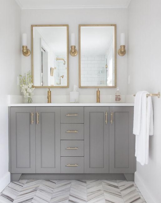 Aranżacja małej łazienki z lustrami